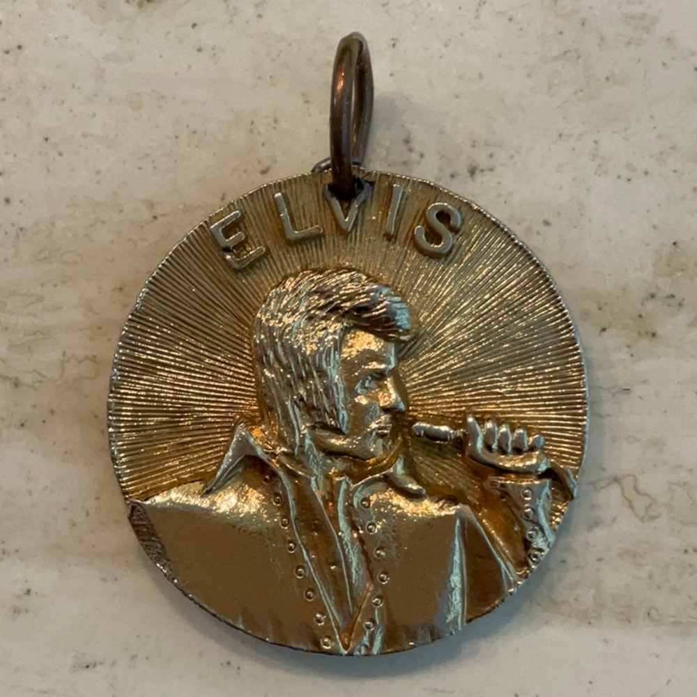 Elvis Presley King Of Rock 1935 - 1977 Pendant Gold Medallion Charm Vintage - Picture 1 of 12